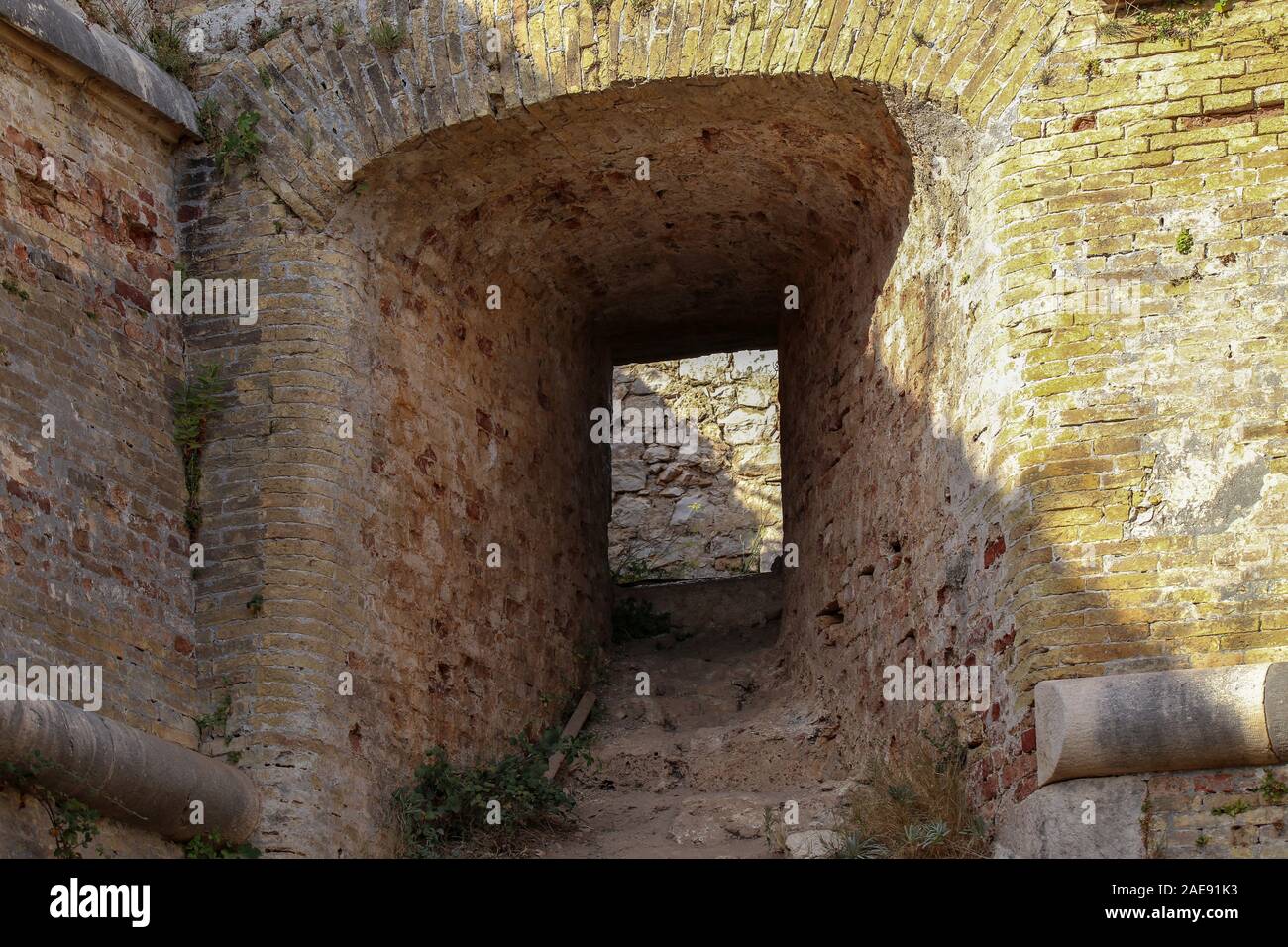 Frammento di un muro di mattoni di una vecchia fortezza Foto Stock