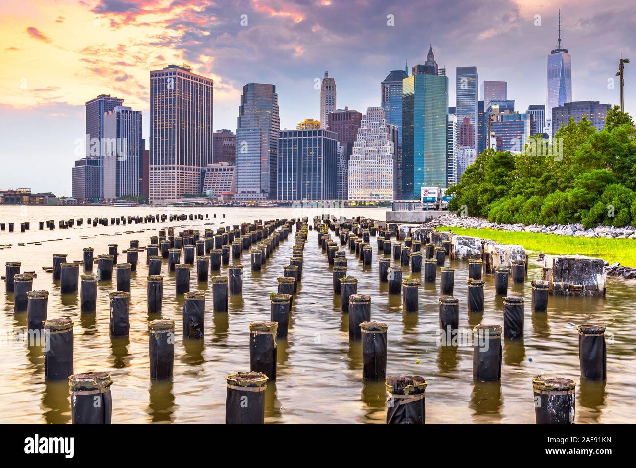 New York, New York, USA la parte inferiore di Manhattan Cityscape sull'East River al crepuscolo. Foto Stock