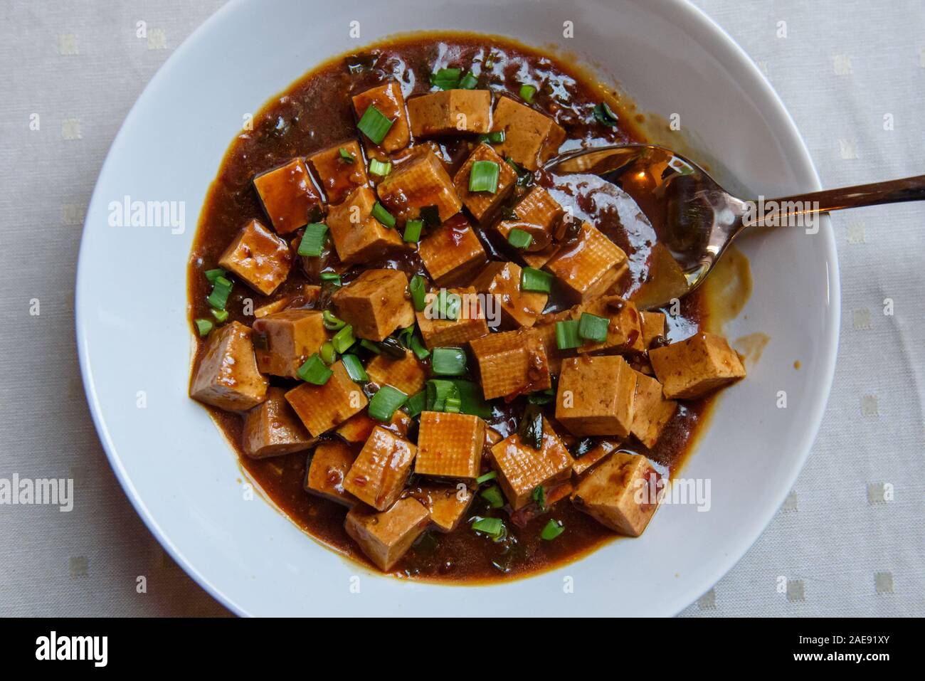 Ciotola con tofu e salsa di soia. Foto Stock