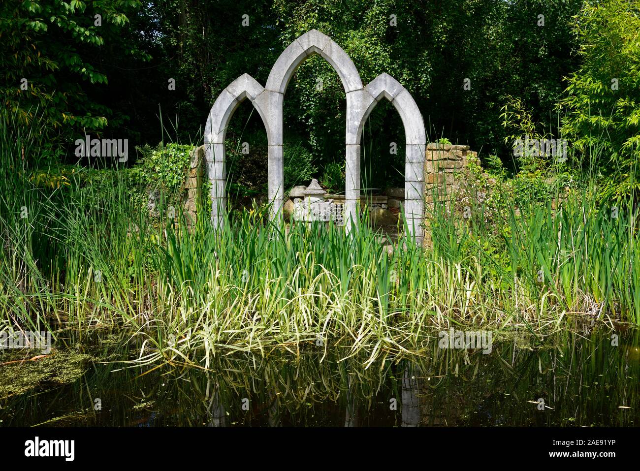 Garden includono,follia,follies,finestra,windows,d'acqua,caratteristica dell'architettura,stagno,piscina,riflettere,riflesso,Vetrate di chiesa,arch,inarcati,giardino,RM Flo Foto Stock
