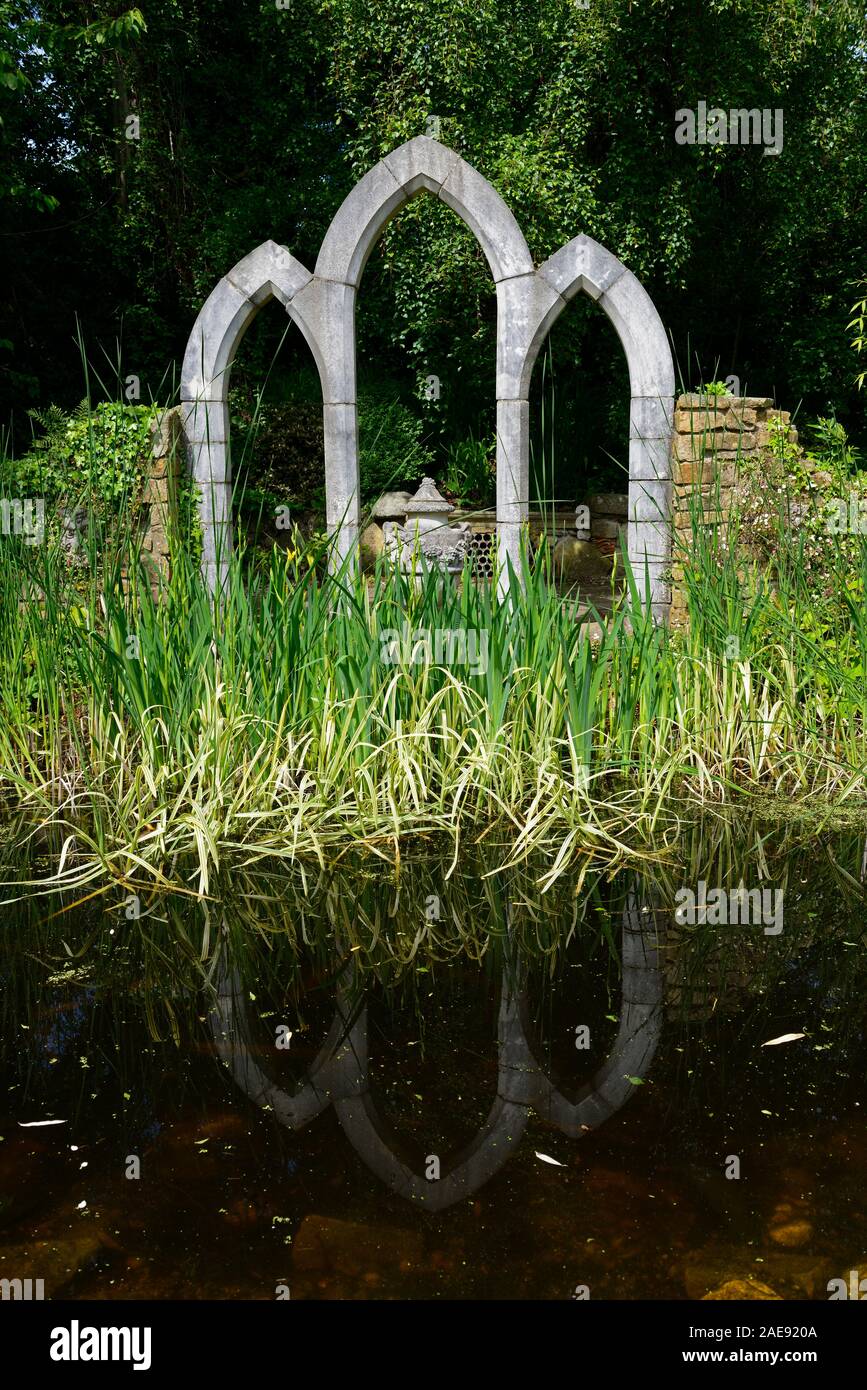 Garden includono,follia,follies,finestra,windows,d'acqua,caratteristica dell'architettura,stagno,piscina,riflettere,riflesso,Vetrate di chiesa,arch,inarcati,giardino,RM Flo Foto Stock