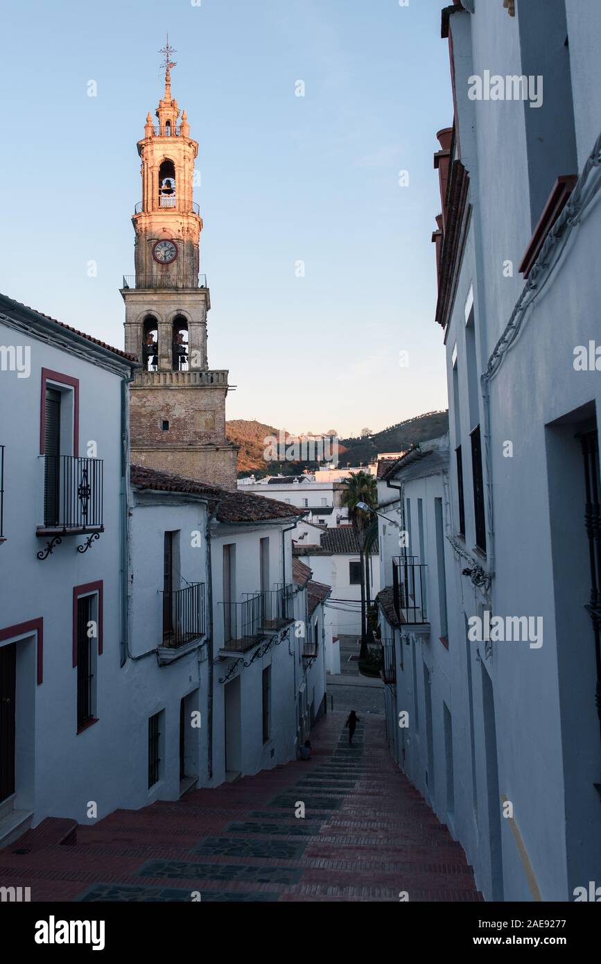 Constantina, Andalusia / Spagna ; gennaio 08 2019: Chiesa di Santa Maria de la Encarnacion. Vista della Torre Campanaria dal Parroco Gonzalez Serna Street. Foto Stock