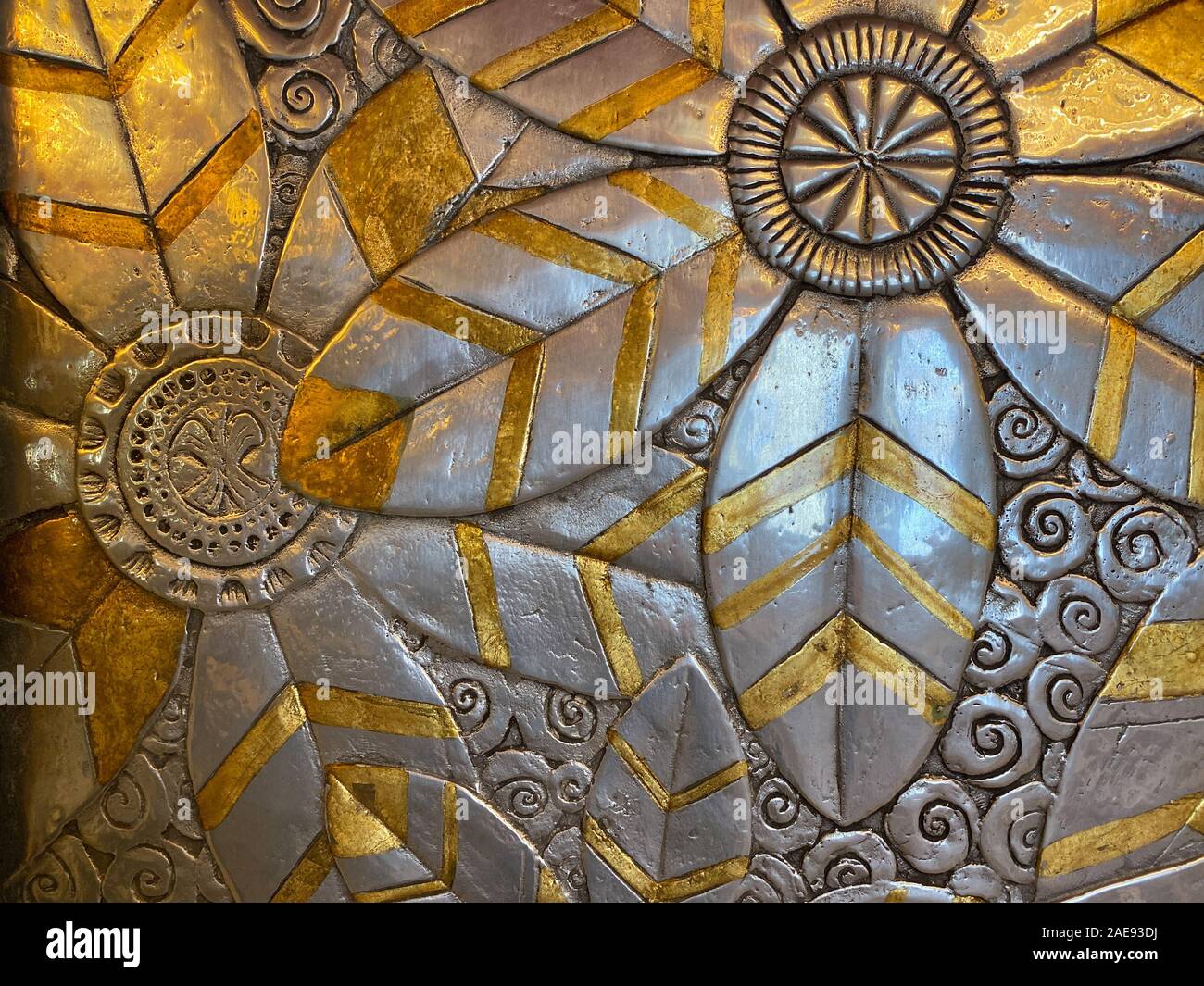 Oro e argento design floreale su una parete che può essere utilizzata come sfondo per la progettazione grafica. Foto Stock