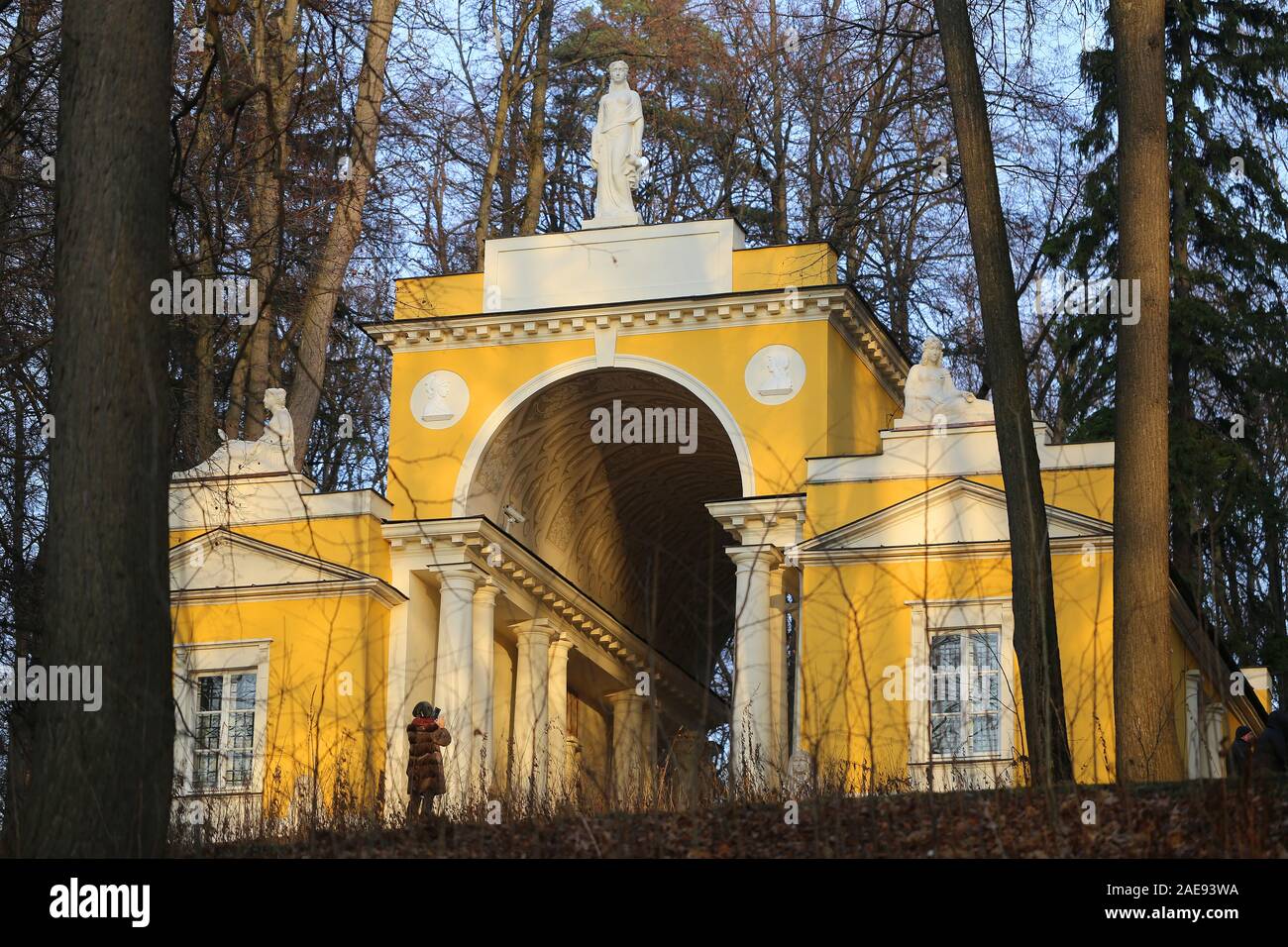Foto gazebo giallo con figure nel parco di Mosca Foto Stock