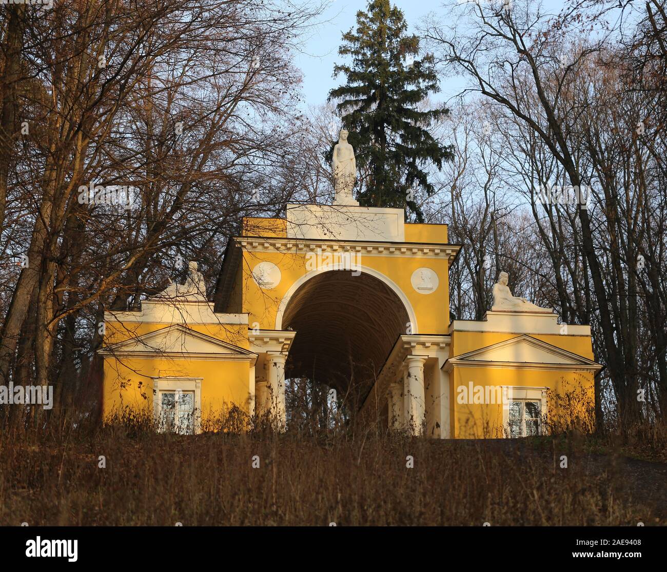 Foto gazebo giallo con figure nel parco di Mosca Foto Stock