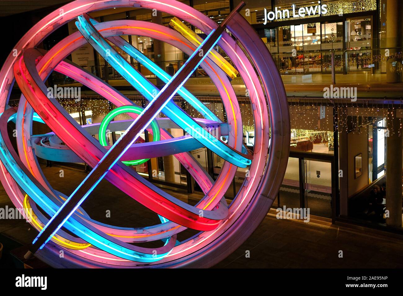 Illuminato installazione d arte in Westgate Shopping Center, Oxford, UK. Foto Stock