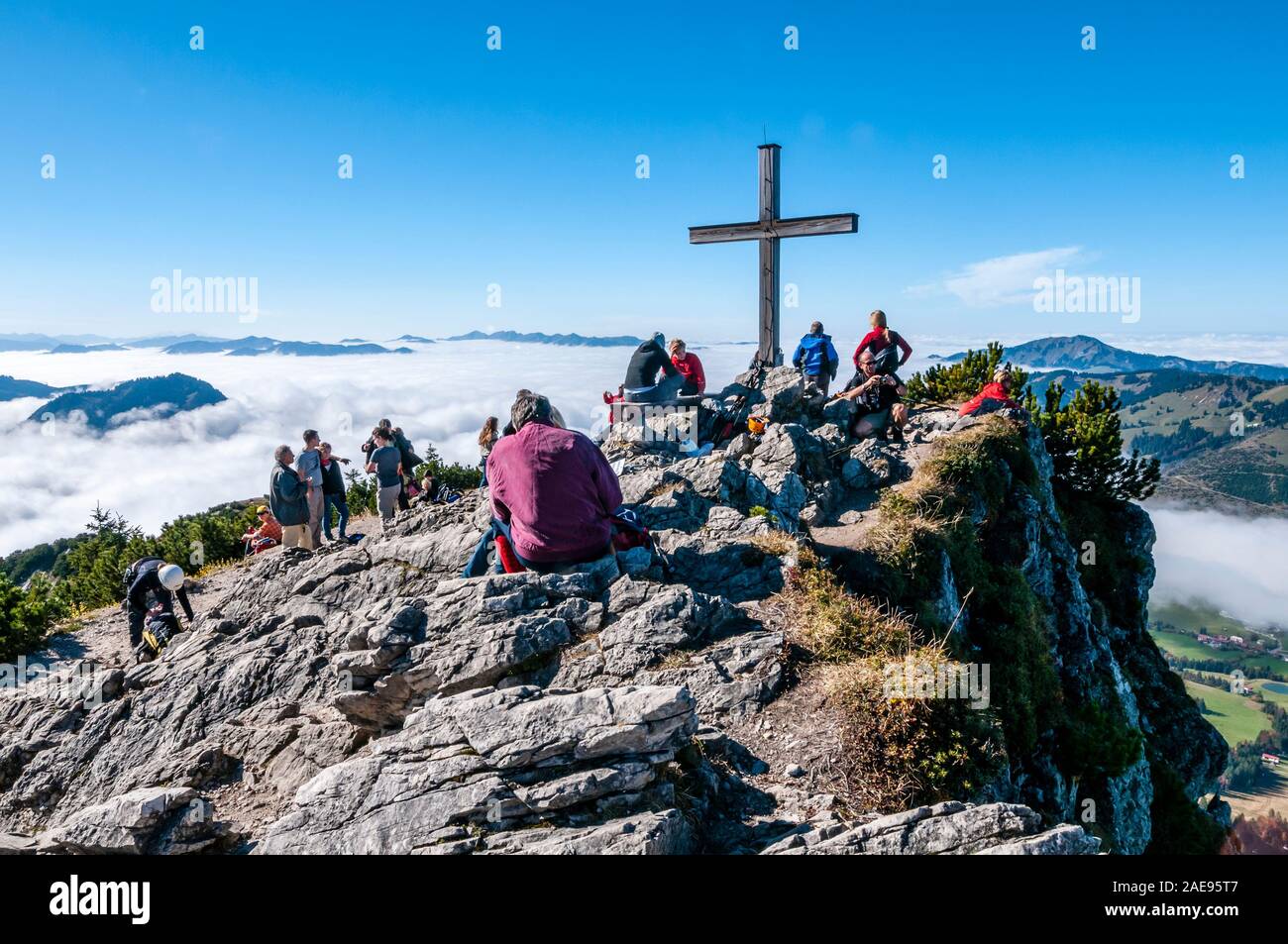 In occasione del vertice del Monte Iseler con vertice di croce, escursionisti, alpinisti, vicino a Oberjoch, Allgaeu, Baviera, Germania Foto Stock