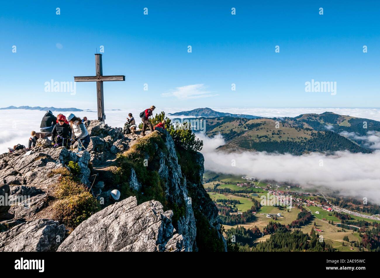 In occasione del vertice del Monte Iseler con vertice di croce, escursionisti, alpinisti, vicino a Oberjoch, Allgaeu, Baviera, Germania Foto Stock