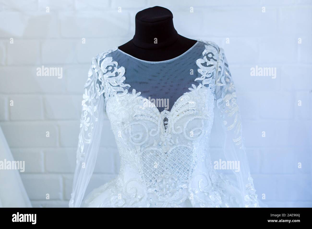 Bella bianco abito da sposa su un manichino in un negozio nuziale. Foto Stock