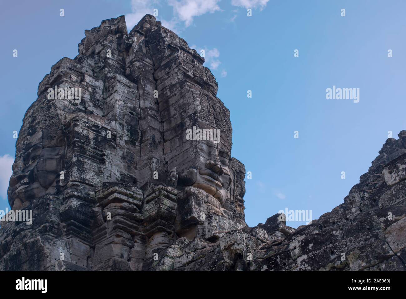 Cambogia, tempio Bayon - Marzo 2016: Bayon è notevole per la 216 serene e sorridenti facce di pietra su molte torri sporgenti fuori dalla terra alta Foto Stock
