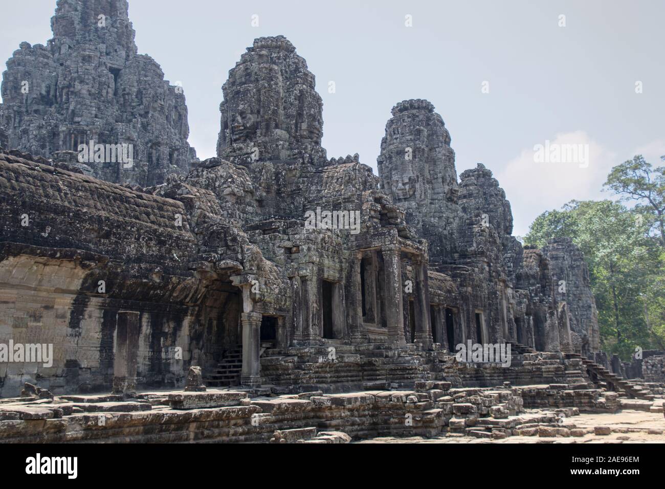 Cambogia, tempio Bayon - Marzo 2016: Bayon è notevole per la 216 serene e sorridenti facce di pietra su molte torri sporgenti fuori dalla terra alta Foto Stock