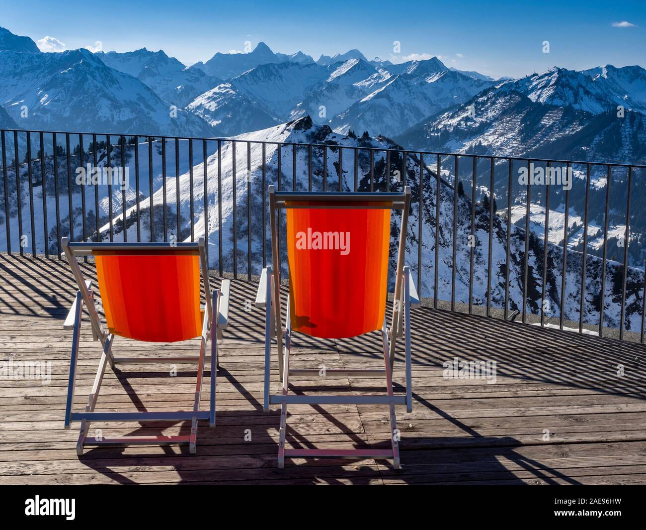 Sedie a sdraio, una terrazza di Kanzelwand funivia, coperta di neve la gamma della montagna, la valle Kleinwalsertal, Vorarlberg, Allgaeu, Austria Foto Stock