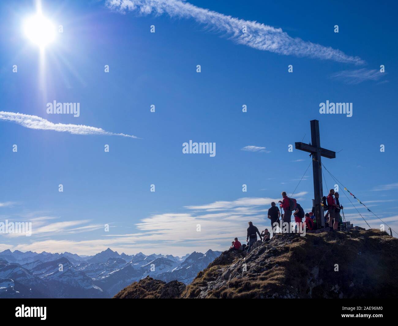 Vertice di croce e bandiere di preghiera, Mt Aggenstein, le cime innevate delle Alpi di Allgäu con Mt Hochvogel sul retro, Valle di Tannheim, Tirolo Foto Stock