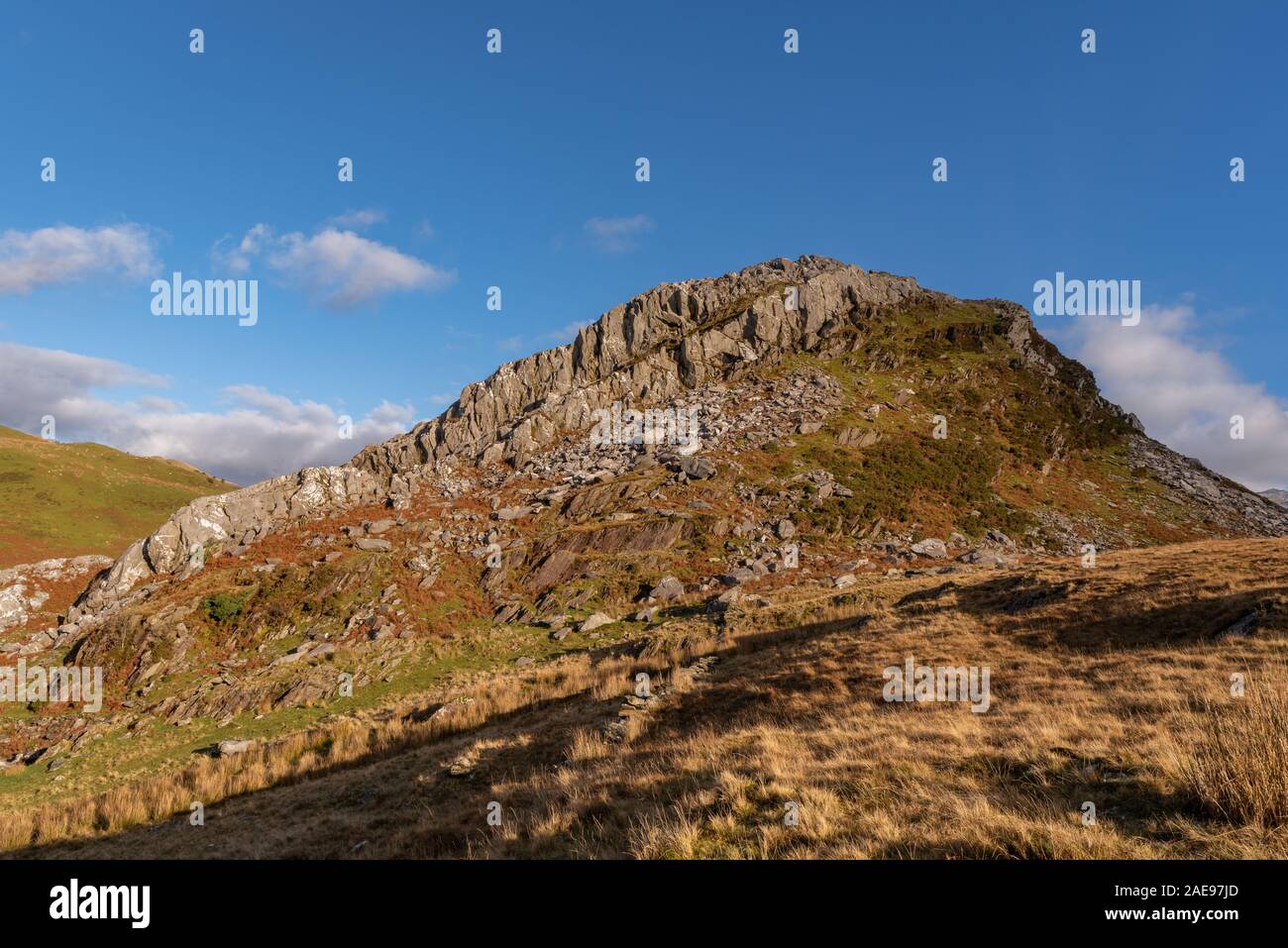 Vedute panoramiche del Llyn y Dywarchen, Snowdon e Y Garn durante l'inverno nel Parco Nazionale di Snowdonia, il Galles del Nord. Foto Stock