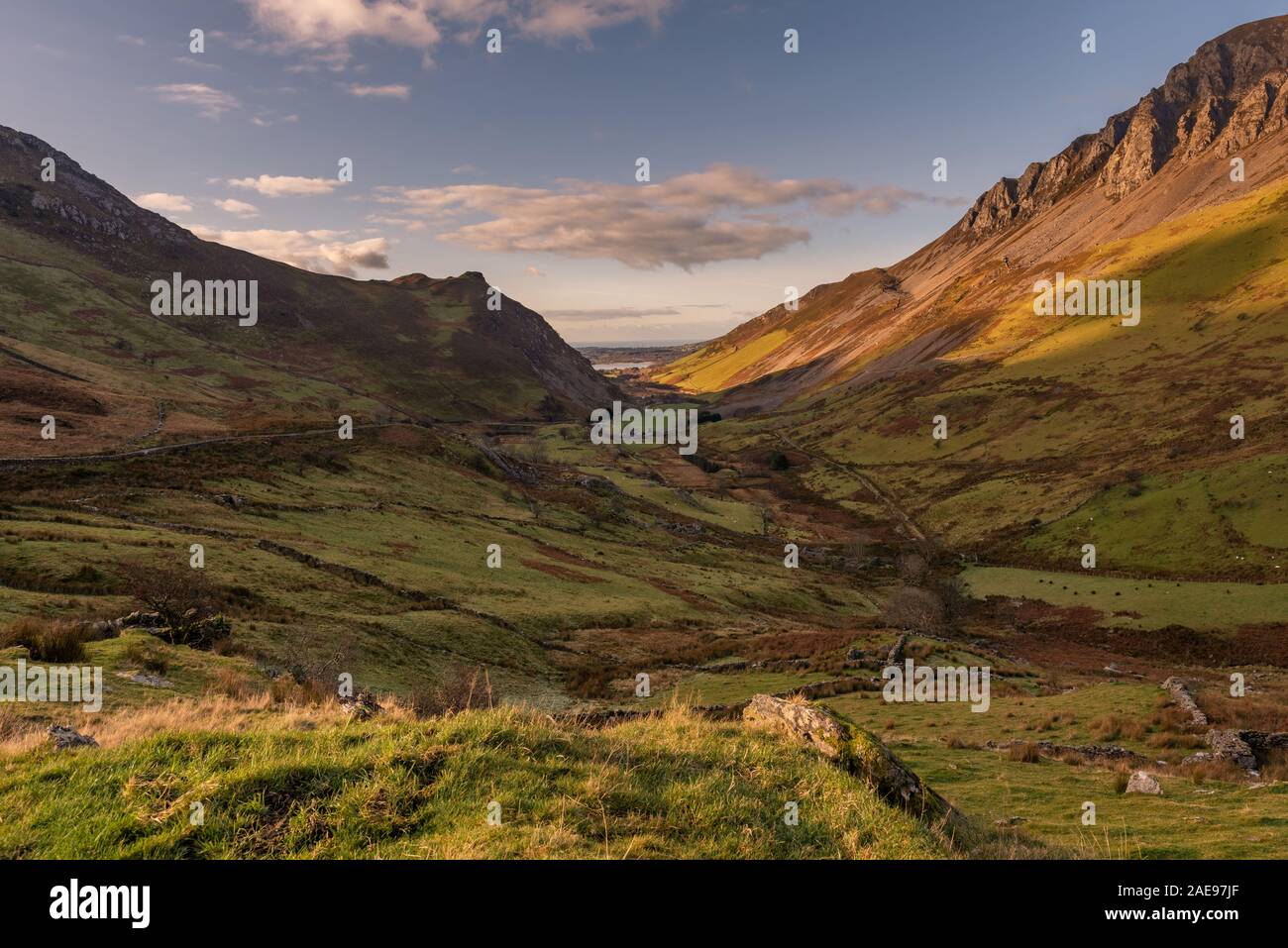 Vedute panoramiche del Llyn y Dywarchen, Snowdon e Y Garn durante l'inverno nel Parco Nazionale di Snowdonia, il Galles del Nord. Foto Stock