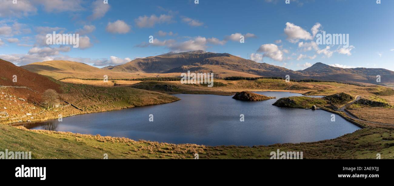 Vedute panoramiche del Llyn y Dywarchen, Snowdon e Y Garn durante l'inverno nel Parco Nazionale di Snowdonia, il Galles del Nord. Foto Stock
