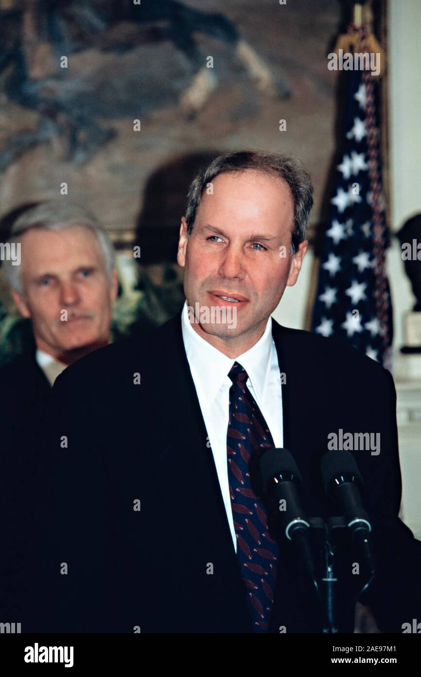 Michael Eisner, CEO di Disney durante una tecnologia evento ospitato dal presidente Bill Clinton nella sala Roosevelt della Casa Bianca il 1 ottobre 1995 a Washington, DC. In piedi dietro di Eisner è media mogul Ted Turner. Foto Stock