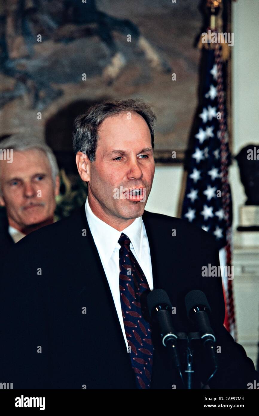 Michael Eisner, CEO di Disney durante una tecnologia evento ospitato dal presidente Bill Clinton nella sala Roosevelt della Casa Bianca il 1 ottobre 1995 a Washington, DC. In piedi dietro di Eisner è media mogul Ted Turner. Foto Stock