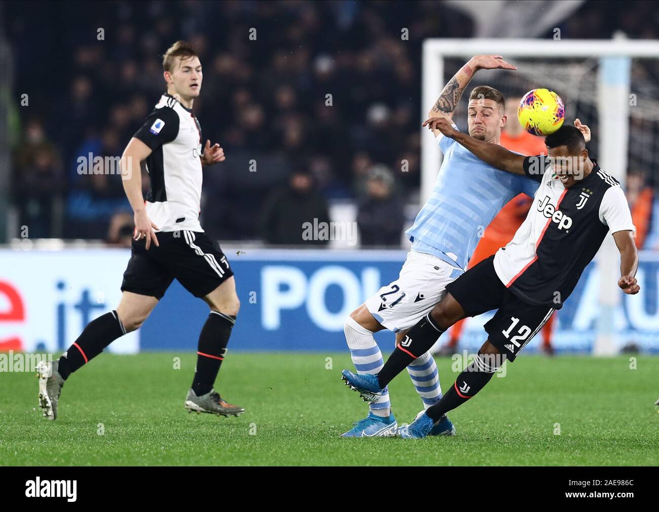 Stadio Olympico, Roma, Italia. Il 7 dicembre, 2019. Serie A CALCIO, Lazio contro la Juventus; Alex Sandro della Juventus sfide del Lazio centrocampista Sergej Milinkovic-Savic - Editoriale usare carte di credito: Azione Plus sport/Alamy Live News Foto Stock