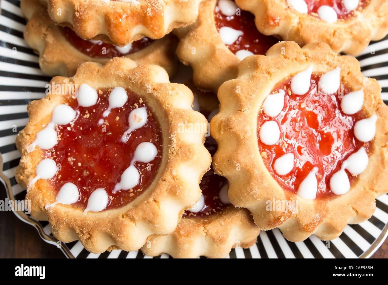 Biscotti da tè con marmellata su una piastra. Foto Stock
