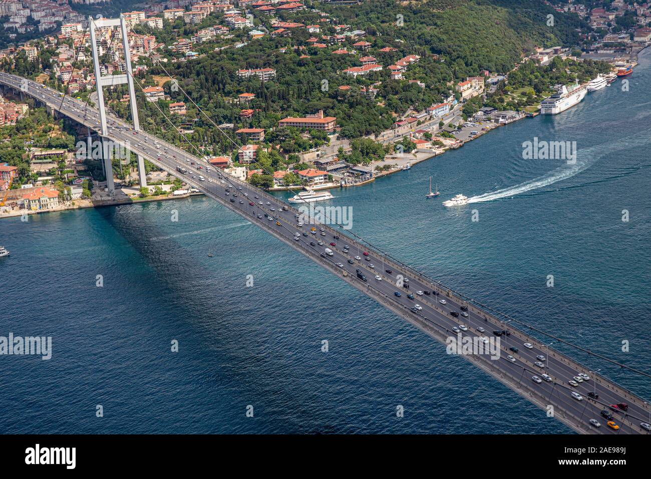 Istanbul, Turchia - Giugno 9, 2013; Istanbul paesaggio da elicottero.vista del Ponte sul Bosforo dall'elicottero. Le riprese dall'elicottero. Foto Stock