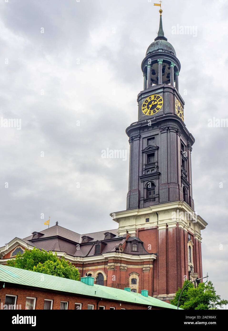 Torre dell'orologio coperta di rame guglia della chiesa luterana protestante di San Michele Amburgo Germania. Foto Stock