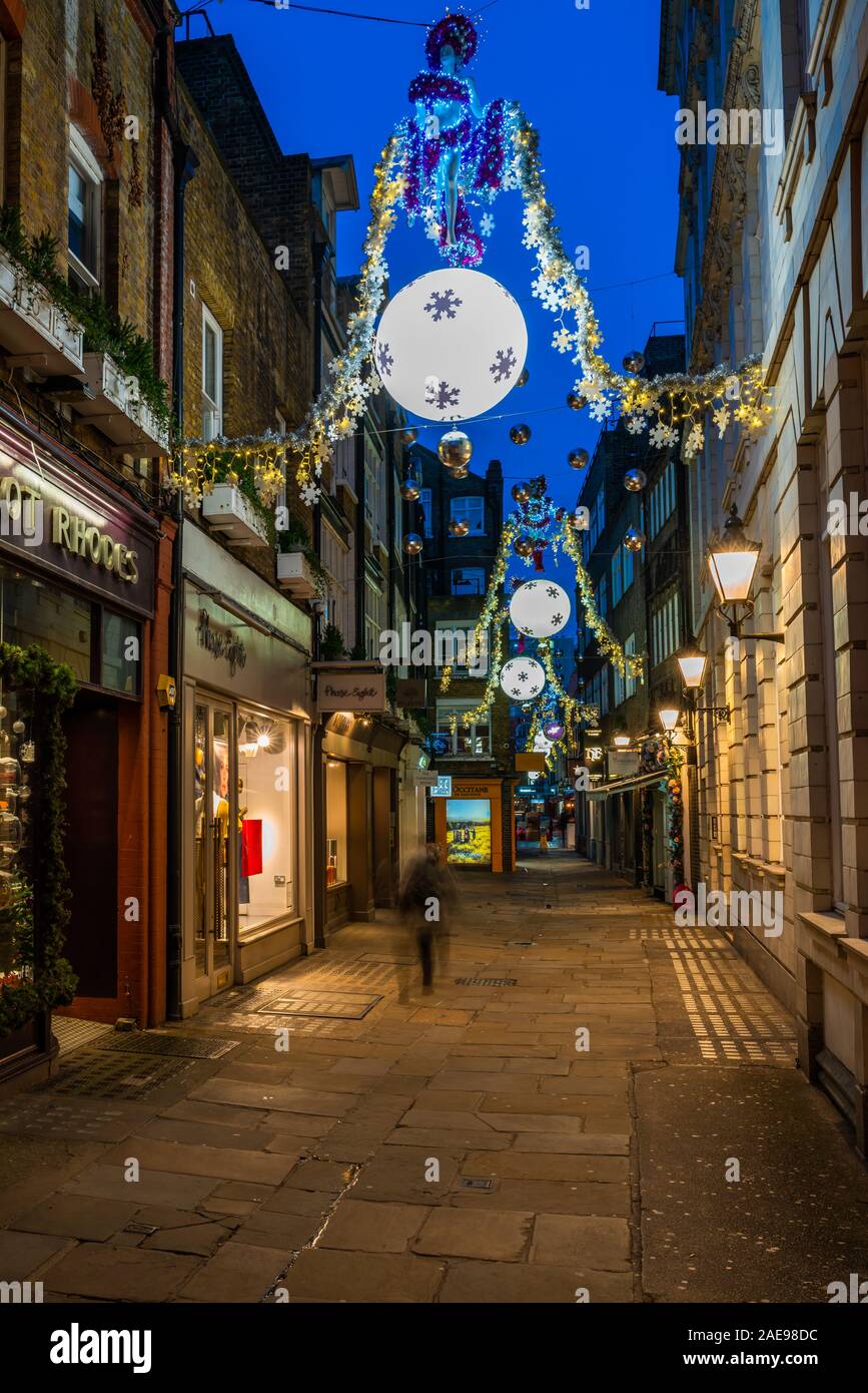 LONDON, Regno Unito - 07 dicembre 2017: le luci di Natale su di Gee corte, una destinazione popolare per il West End shoppers, attraggono migliaia di londinesi e di turi Foto Stock
