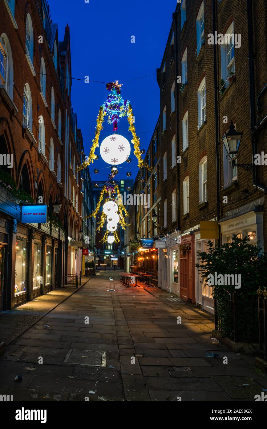 LONDON, Regno Unito - 07 dicembre 2017: le luci di Natale su di Gee corte, una destinazione popolare per il West End di acquirenti, Foto Stock