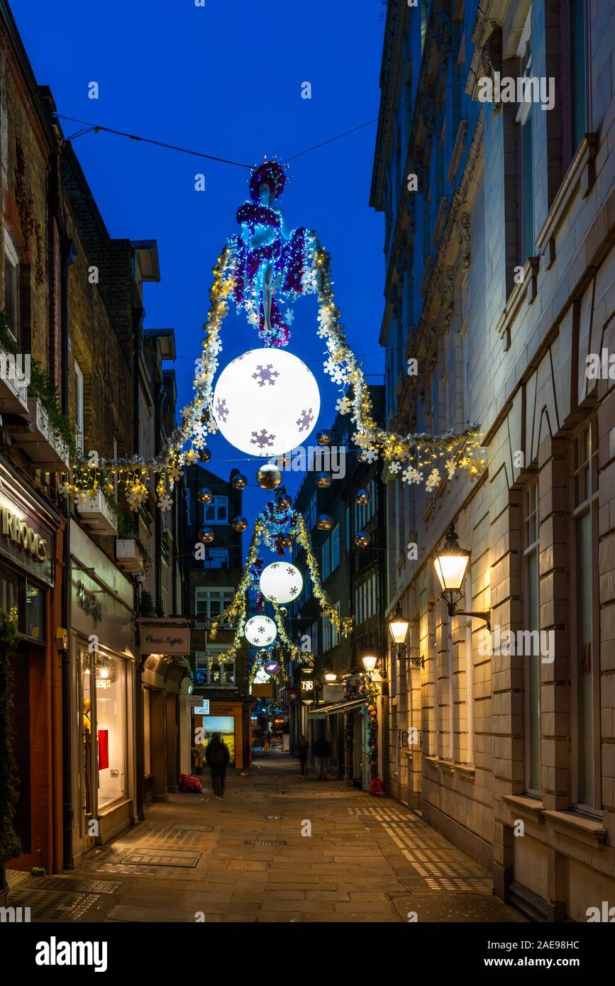 LONDON, Regno Unito - 07 dicembre 2017: le luci di Natale su di Gee corte, una destinazione popolare per il West End di acquirenti Foto Stock