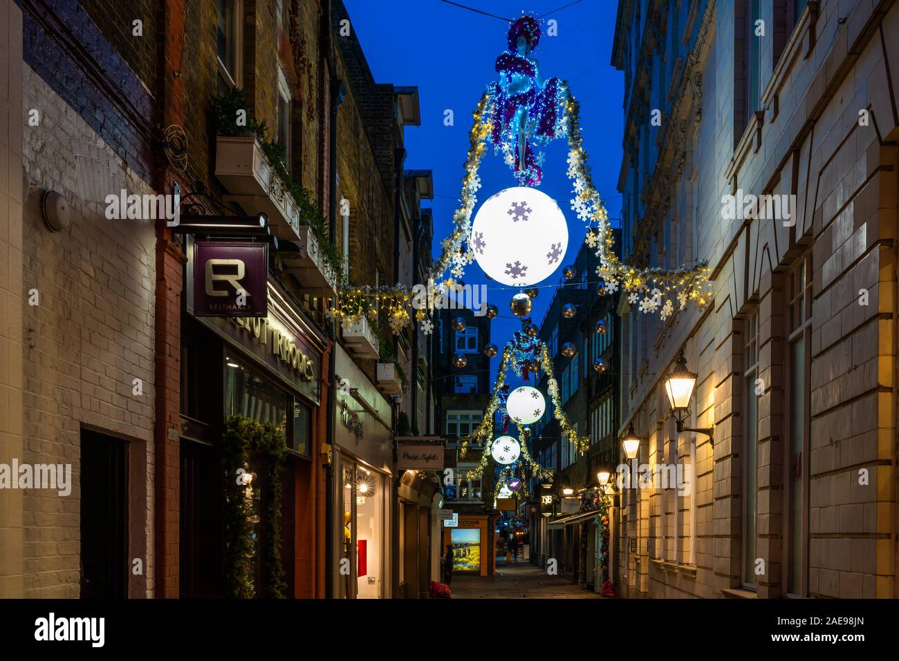 LONDON, Regno Unito - 07 dicembre 2017: le luci di Natale su di Gee corte, una destinazione popolare per il West End di acquirenti Foto Stock