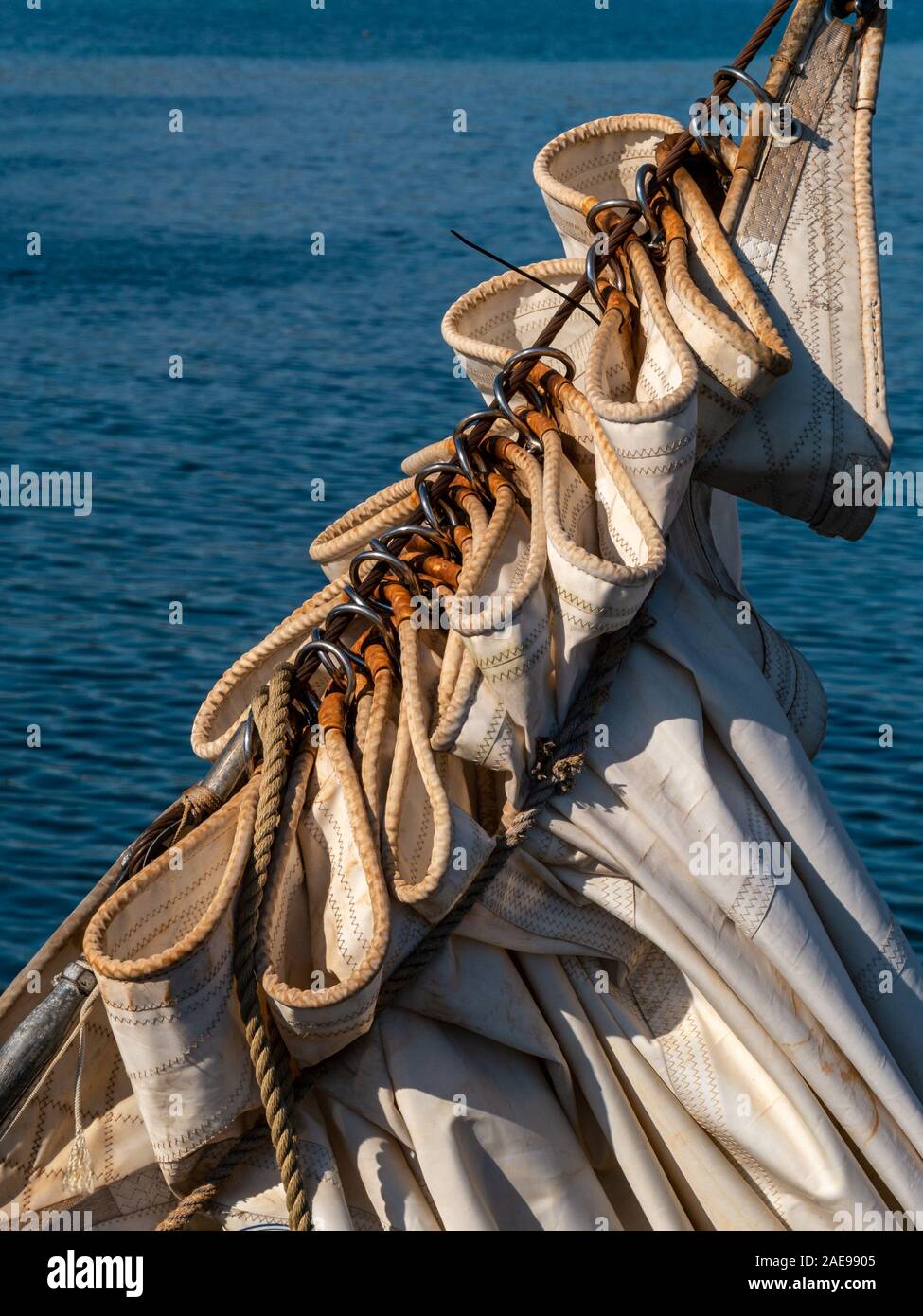 Vista dettagliata del fiocco raccolte headsail sul Flying Dutchman goletta, un tradizionale tall veliero, Colonsay, Scotland, Regno Unito Foto Stock
