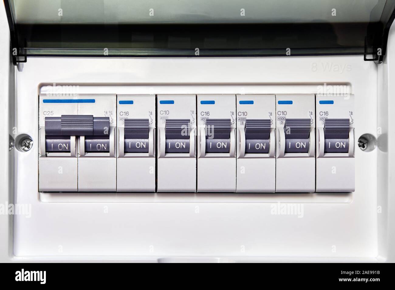Quadro elettrico con ritaglio automatico o interruttore di circuito. Home electric scatola fusibili unità consumatore. Centralino per uso domestico o scheda di distribuzione per cupole Foto Stock