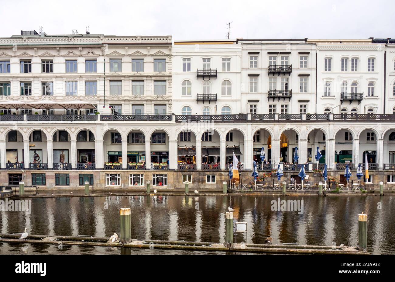 Ristoranti all'aperto e negozi alla moda in stile veneziano Alster Arcades sul lungomare di Kleine Alster Neustadt Amburgo Germania Foto Stock