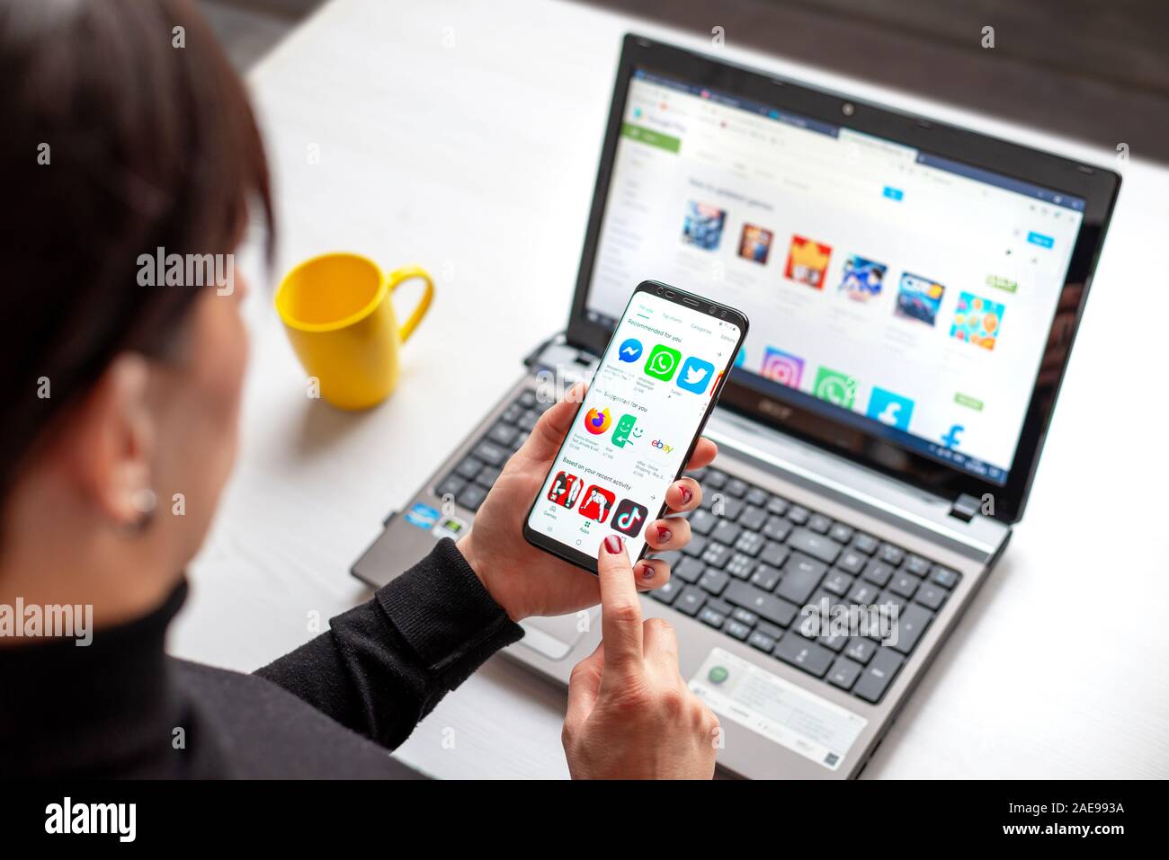 Sarajevo, Bosnia Erzegovina - 7 Dicembre 2019: Ragazza utilizzare Google gioco ufficiale di Android App store gestito e sviluppato da Googleon smart phone un Foto Stock
