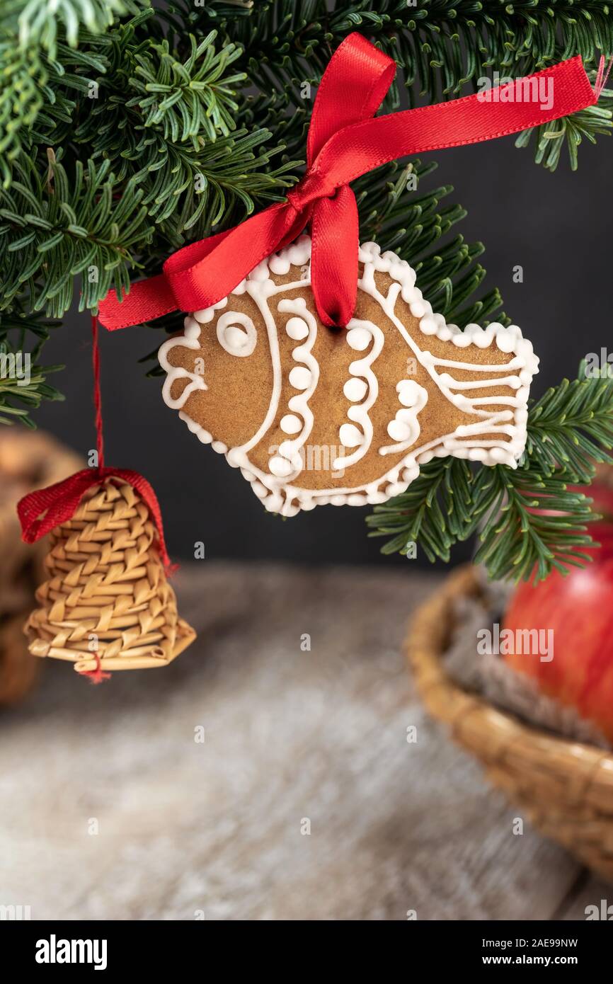 Gingerbread carp pesci appesi a un albero di Natale Foto stock - Alamy