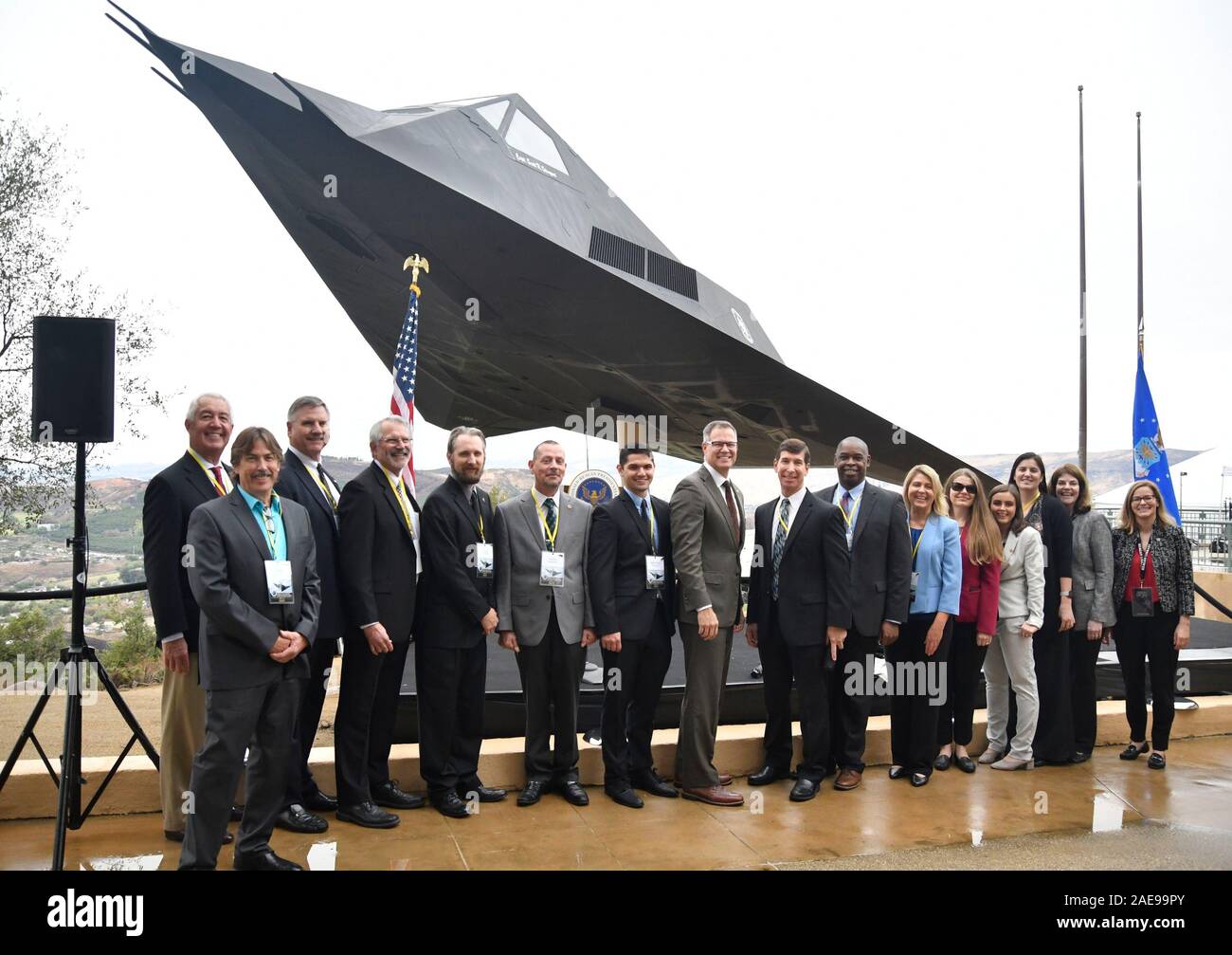 Lockheed funzionari pongono insieme con la nuova F-117 Nighthawk Stealth Fighter presentano al Ronald Reagan Presidential Library and Museum ora aperto il sabato. Simi Valley, CA./STATI UNITI D'AMERICA 2019. Credit: Gene Blevins/ZUMA filo/Alamy Live News Foto Stock