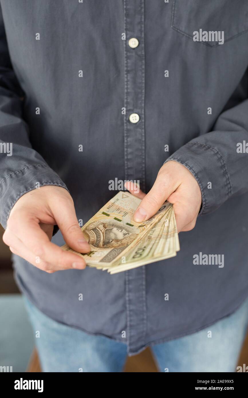 Disoccupati uomo conteggiare denaro dal polacco prestazioni sociali Foto Stock