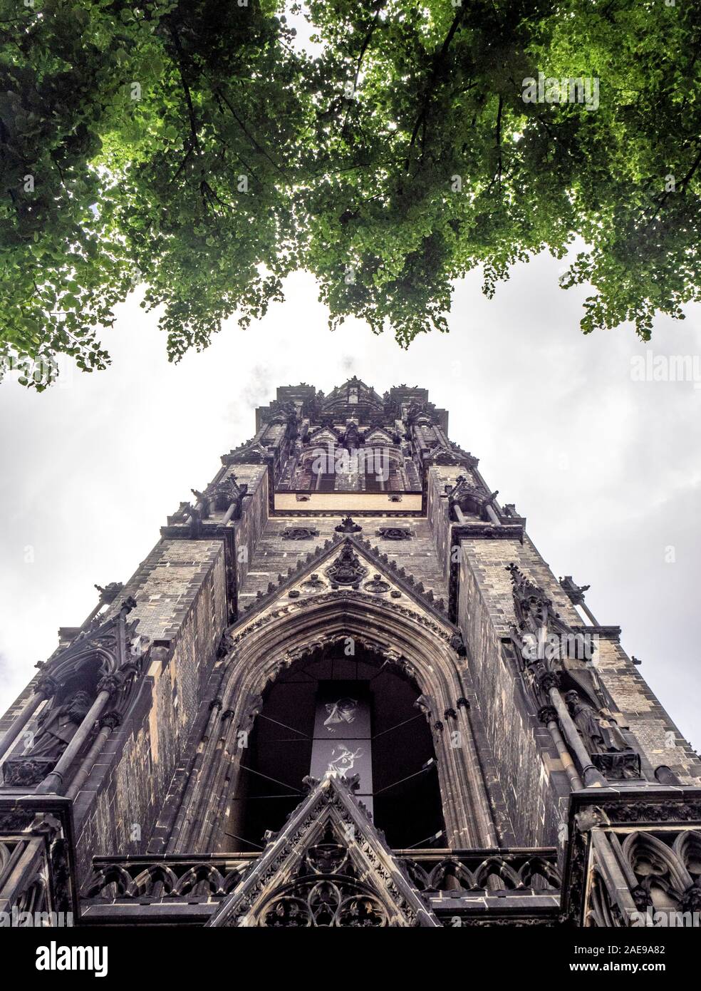 Guglia gotica della chiesa di San Nicola WW 2 memoriale incorniciato da baldacchino di albero in Altstadt Amburgo Germania Foto Stock