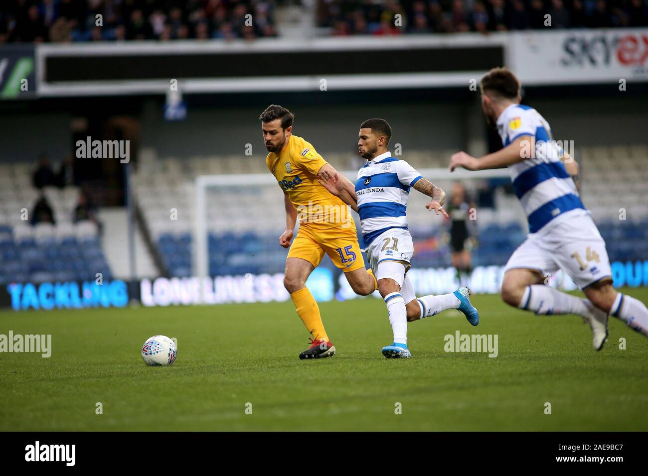 Londra, Regno Unito. 07Th Dec, 2019. Joe Rafferty di Preston North End (l) in azione durante l EFL Skybet partita in campionato, Queens Park Rangers v Preston North End al principe Kiyan Foundation Stadium Loftus Road a Londra il Sabato 7 dicembre 2019. Questa immagine può essere utilizzata solo per scopi editoriali. Solo uso editoriale, è richiesta una licenza per uso commerciale. Nessun uso in scommesse, giochi o un singolo giocatore/club/league pubblicazioni. pic da Tom Smeeth/Andrew Orchard fotografia sportiva/Alamy Live news Credito: Andrew Orchard fotografia sportiva/Alamy Live News Foto Stock