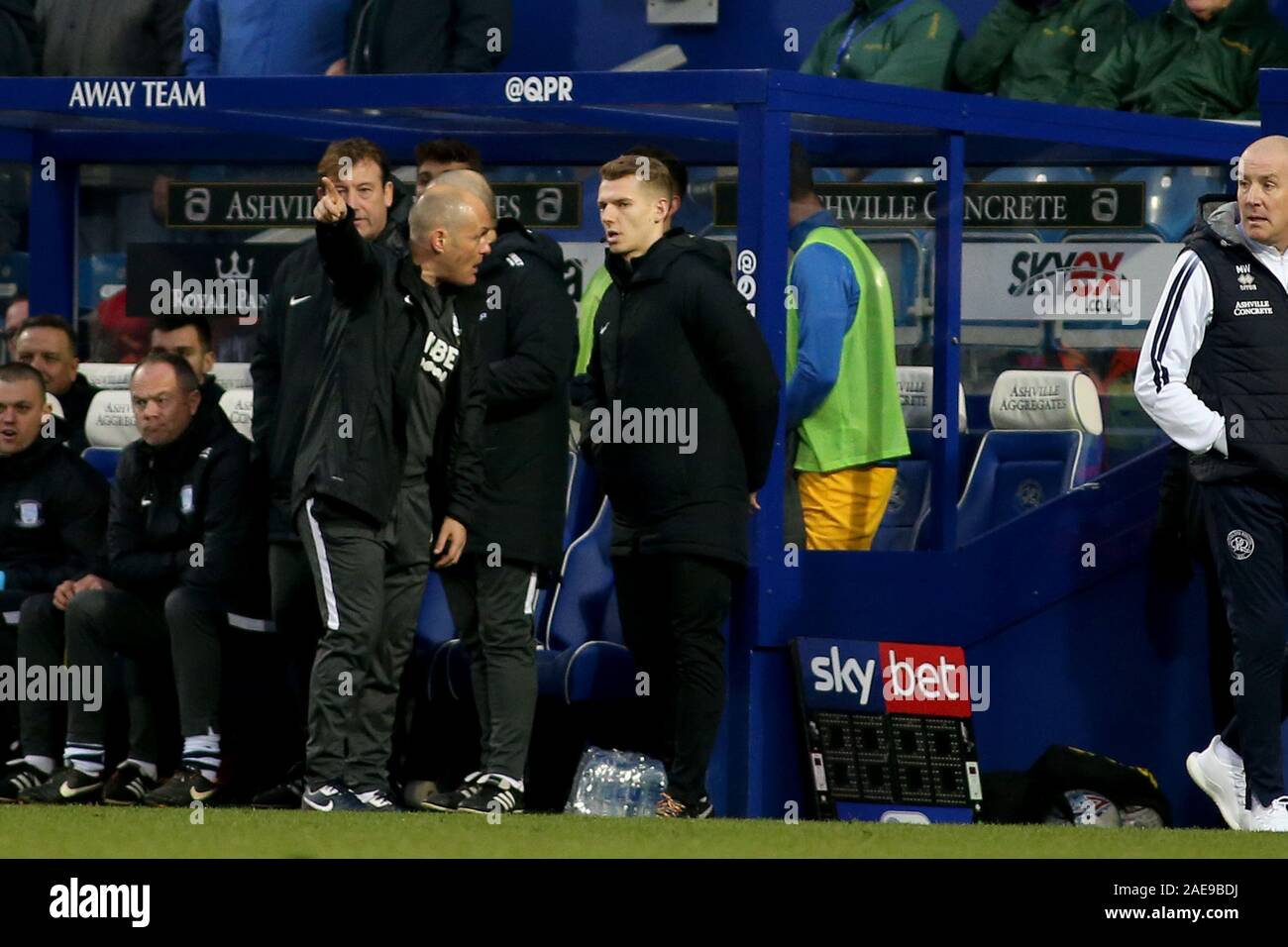 Londra, Regno Unito. 07Th Dec, 2019. Alex Neil, il manager di Preston North End sostiene con un funzionario durante l EFL Skybet partita in campionato, Queens Park Rangers v Preston North End al principe Kiyan Foundation Stadium Loftus Road a Londra il Sabato 7 dicembre 2019. Questa immagine può essere utilizzata solo per scopi editoriali. Solo uso editoriale, è richiesta una licenza per uso commerciale. Nessun uso in scommesse, giochi o un singolo giocatore/club/league pubblicazioni. pic da Tom Smeeth/Andrew Orchard fotografia sportiva/Alamy Live news Credito: Andrew Orchard fotografia sportiva/Alamy Live News Foto Stock