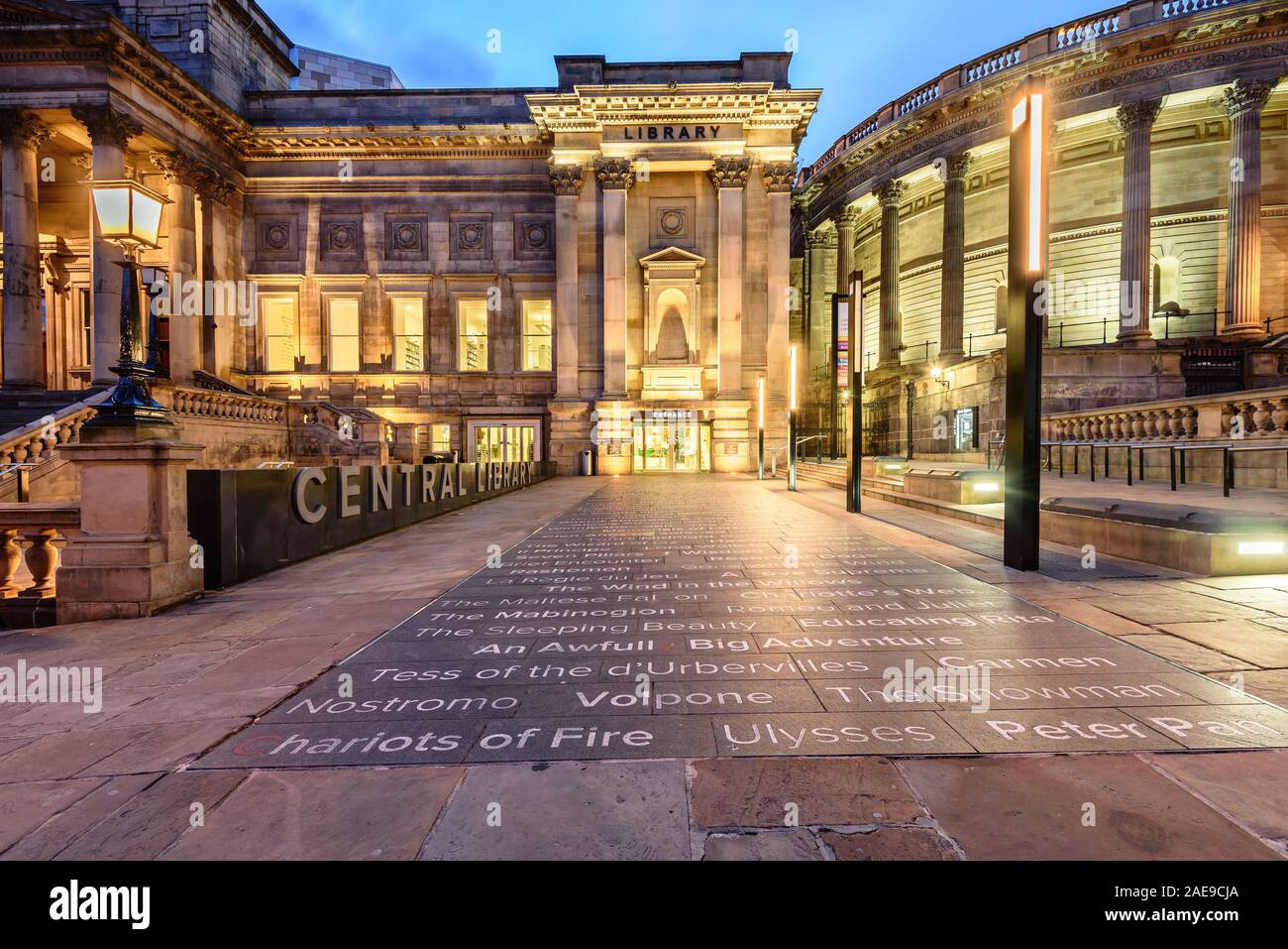LIVERPOOL, in Inghilterra - 19 Maggio 2015: vista del piano esterno del Liverpool Central Library. Foto Stock