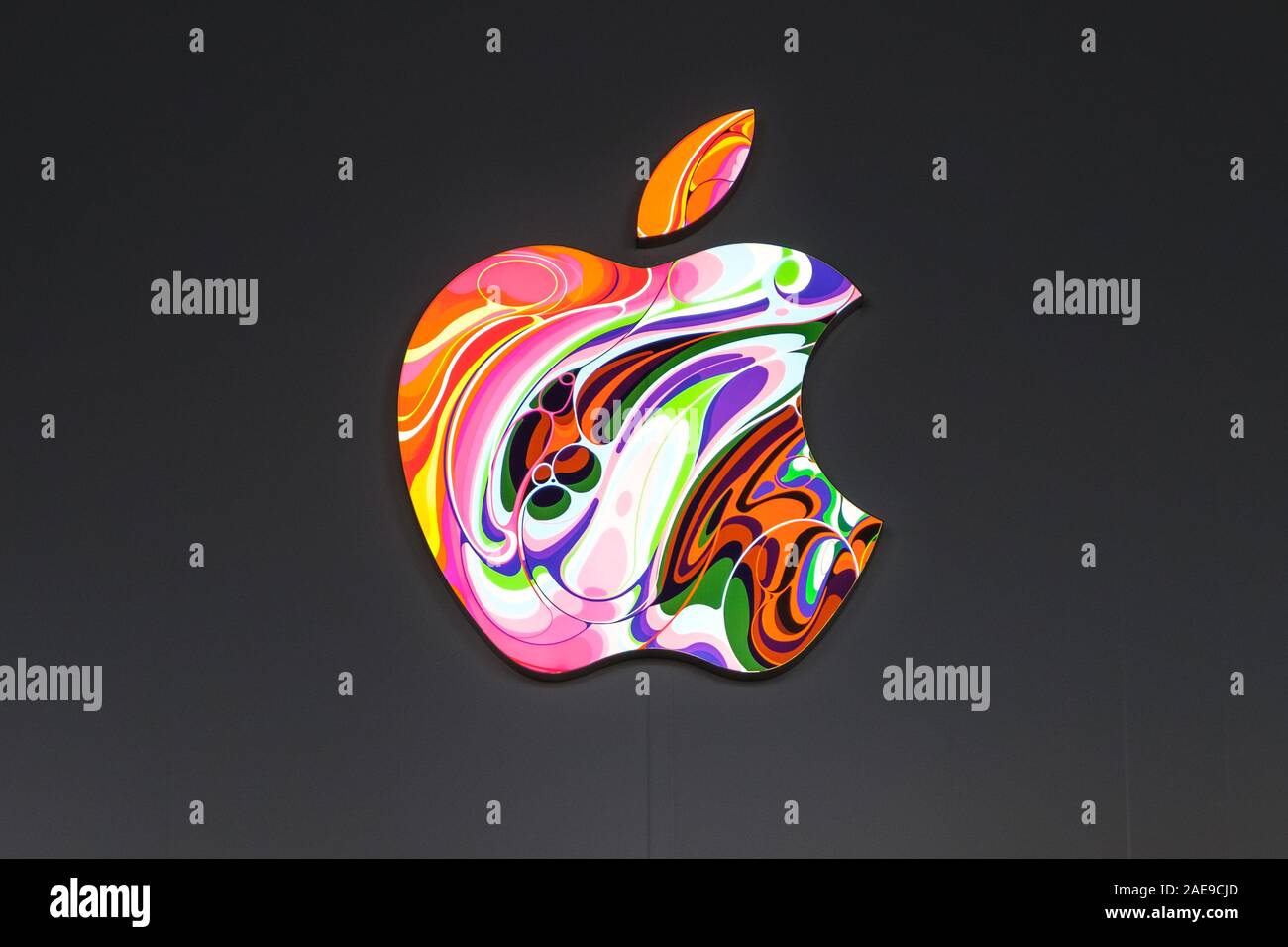 HongKong - Novembre, 2019: i colori del logo Apple mentre si effettuano gli aggiornamenti creative su apple store facciata in Hongkong Foto Stock