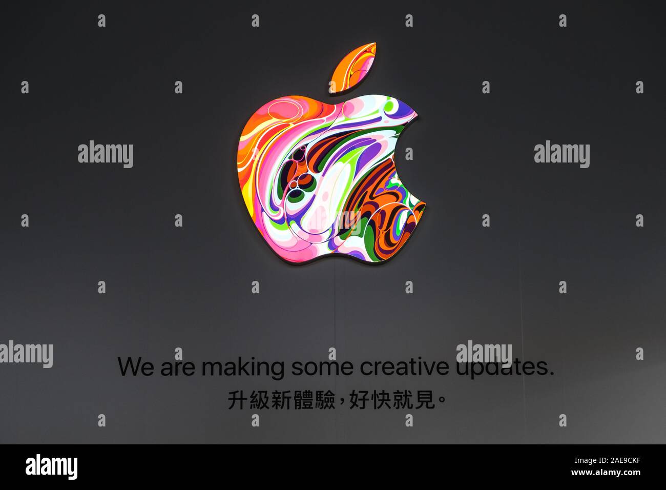 HongKong - Novembre, 2019: i colori del logo Apple mentre si effettuano gli aggiornamenti creative su apple store facciata in Hongkong Foto Stock