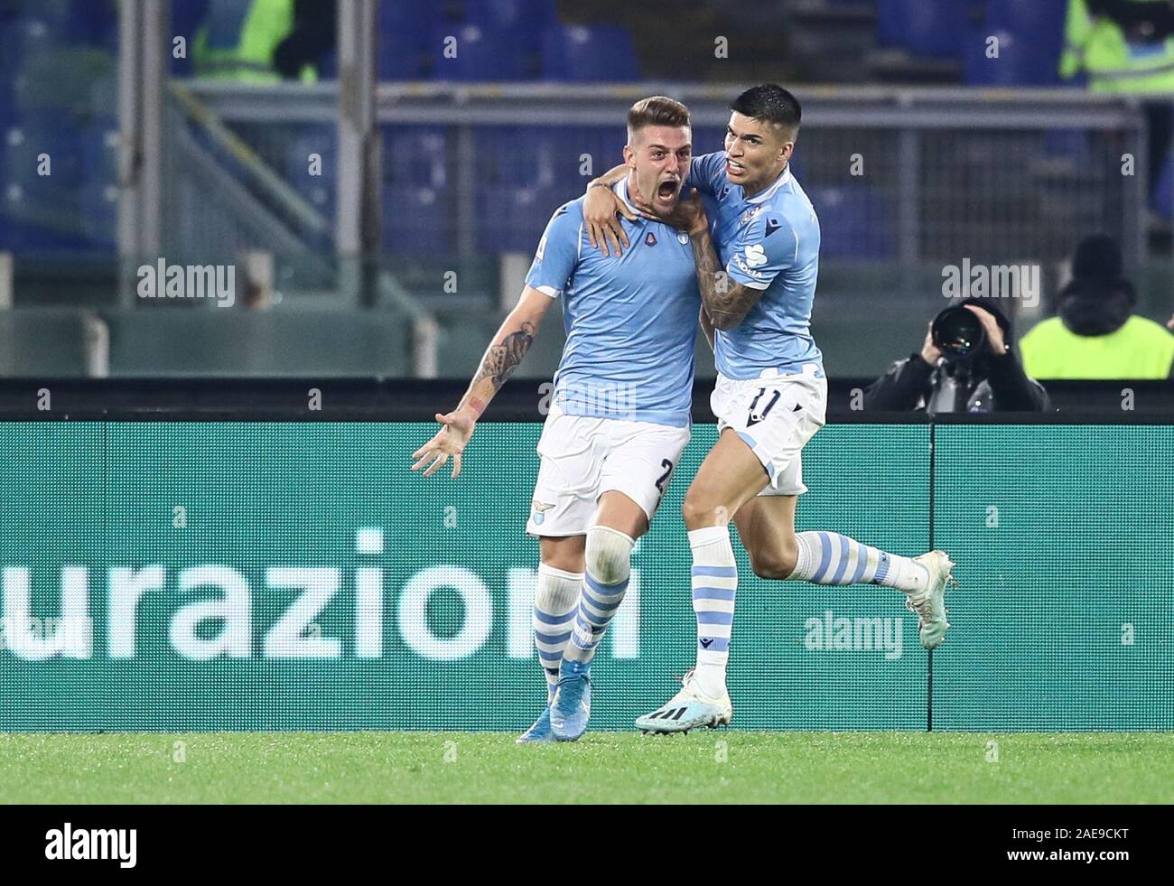 Stadio Olympico, Roma, Italia. Il 7 dicembre, 2019. Serie A CALCIO, Lazio contro la Juventus; Lazio il centrocampista Sergej Milinkovic-Savic celebra dopo il punteggio in 73rd minuto per 2-1 con il compagno di squadra Joaquin Correa Credito: Azione Sport Plus/Alamy Live News Foto Stock