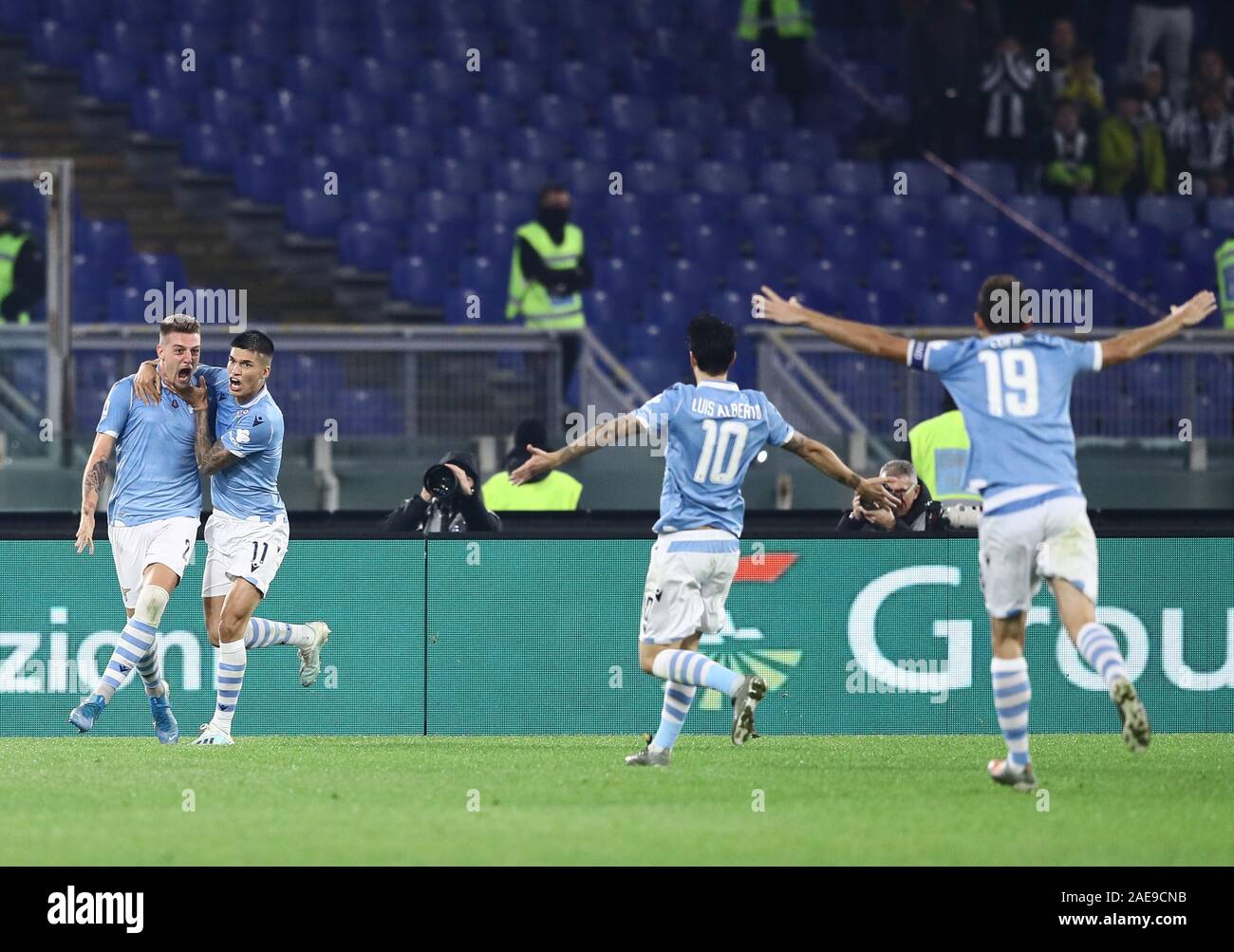 Stadio Olympico, Roma, Italia. Il 7 dicembre, 2019. Serie A CALCIO, Lazio contro la Juventus; Lazio il centrocampista Sergej Milinkovic-Savic celebra dopo il punteggio in 73rd minuto per 2-1 con Joaquin Correa Credito: Azione Sport Plus/Alamy Live News Foto Stock