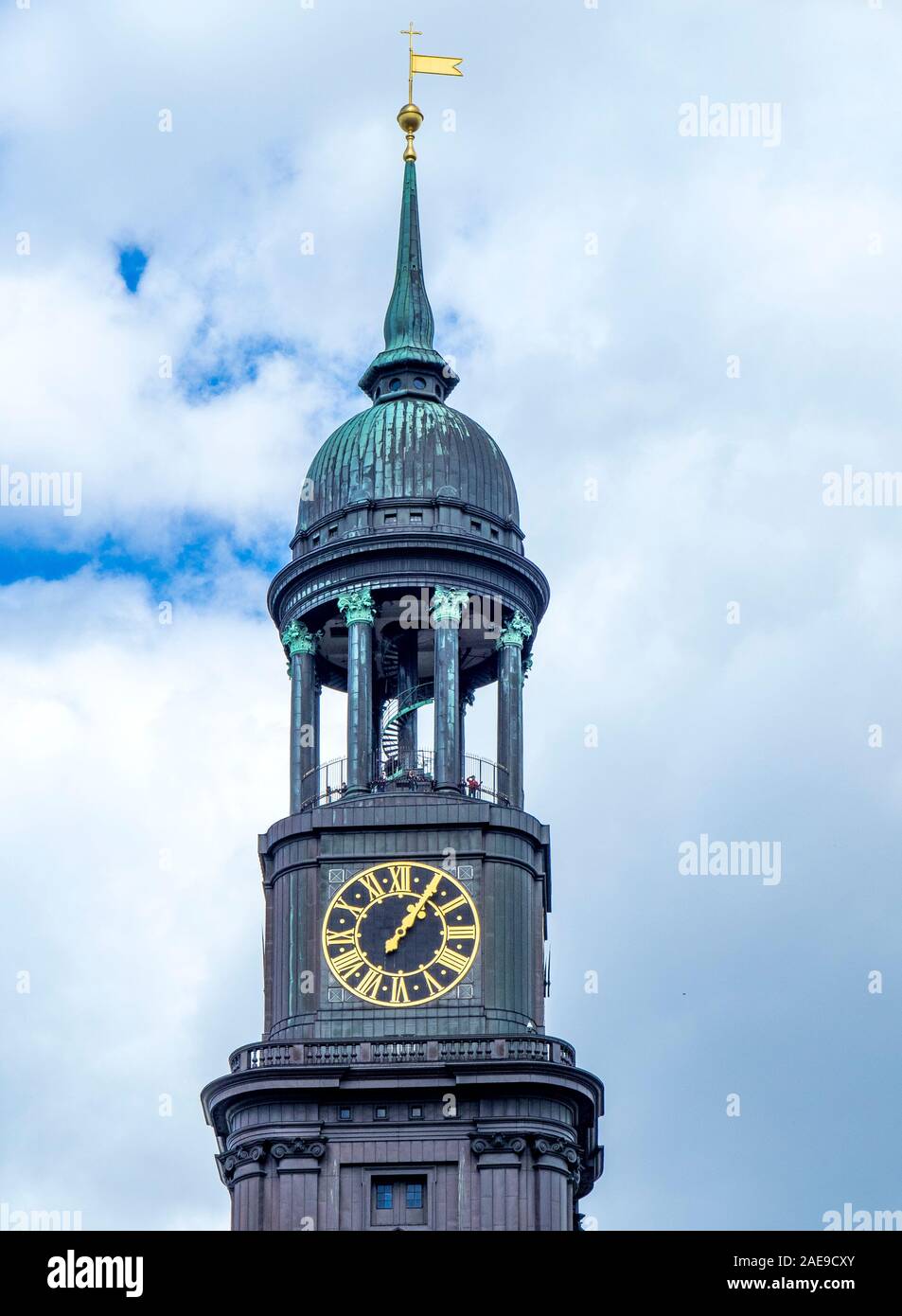 I turisti che si trovano nella torre campanaria in rame e nella torre dell'orologio della chiesa luterana di San Michele a Neustadt Hamburg in Germania. Foto Stock