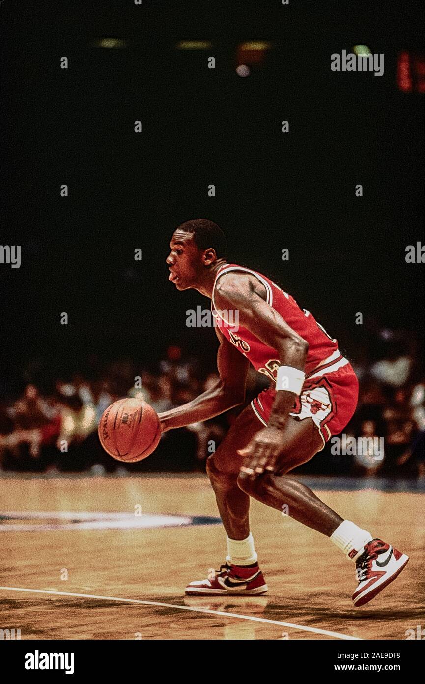 Michael Jordan, Chicago Bull in una partita contro New Jersey Nets nel 1985. Foto Stock
