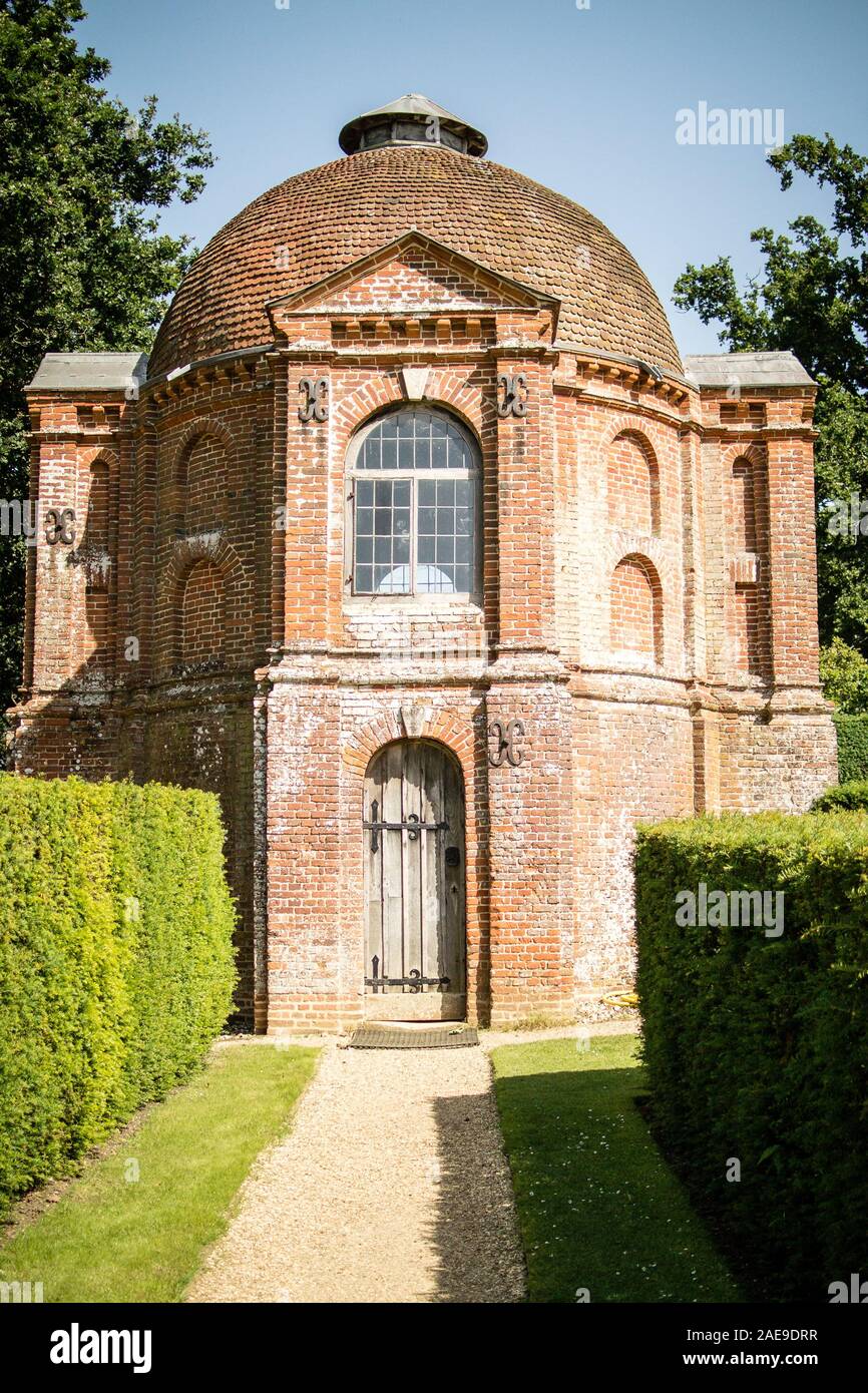 Rosso-mattone Tudor summerhouse al Vyne, dotate di uno dei primi neo-classico cupole in Inghilterra Foto Stock