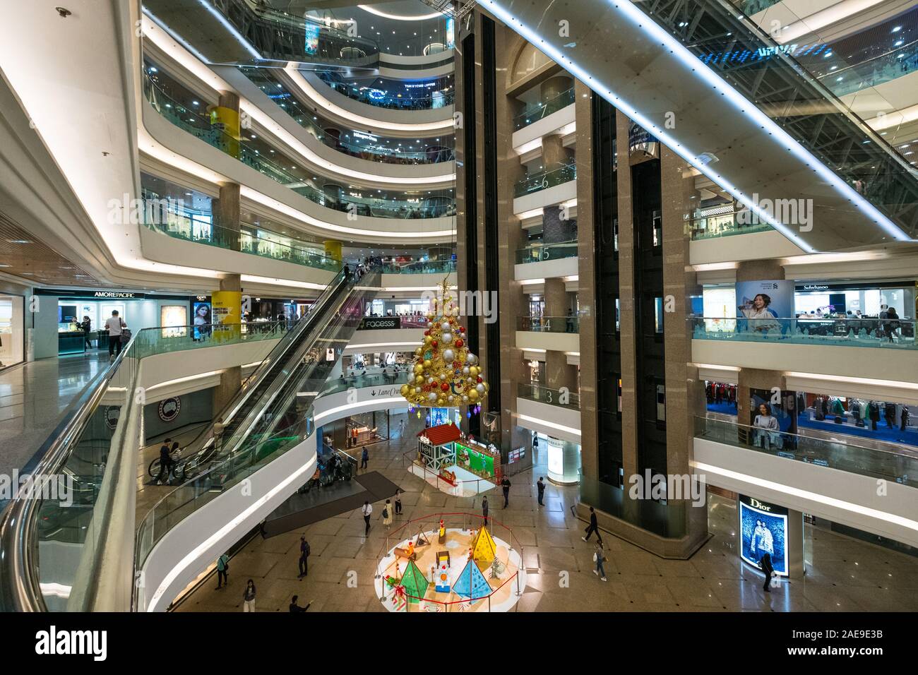 Hong Kong Cina - Novembre 2019: all'interno del Times Square Mall, un famoso centro shopping di Hong Kong Foto Stock Hong Kong Cina - Novembre 2019: all'interno del Times Square Mall, un famoso centro shopping di Hong Kong Foto Stock