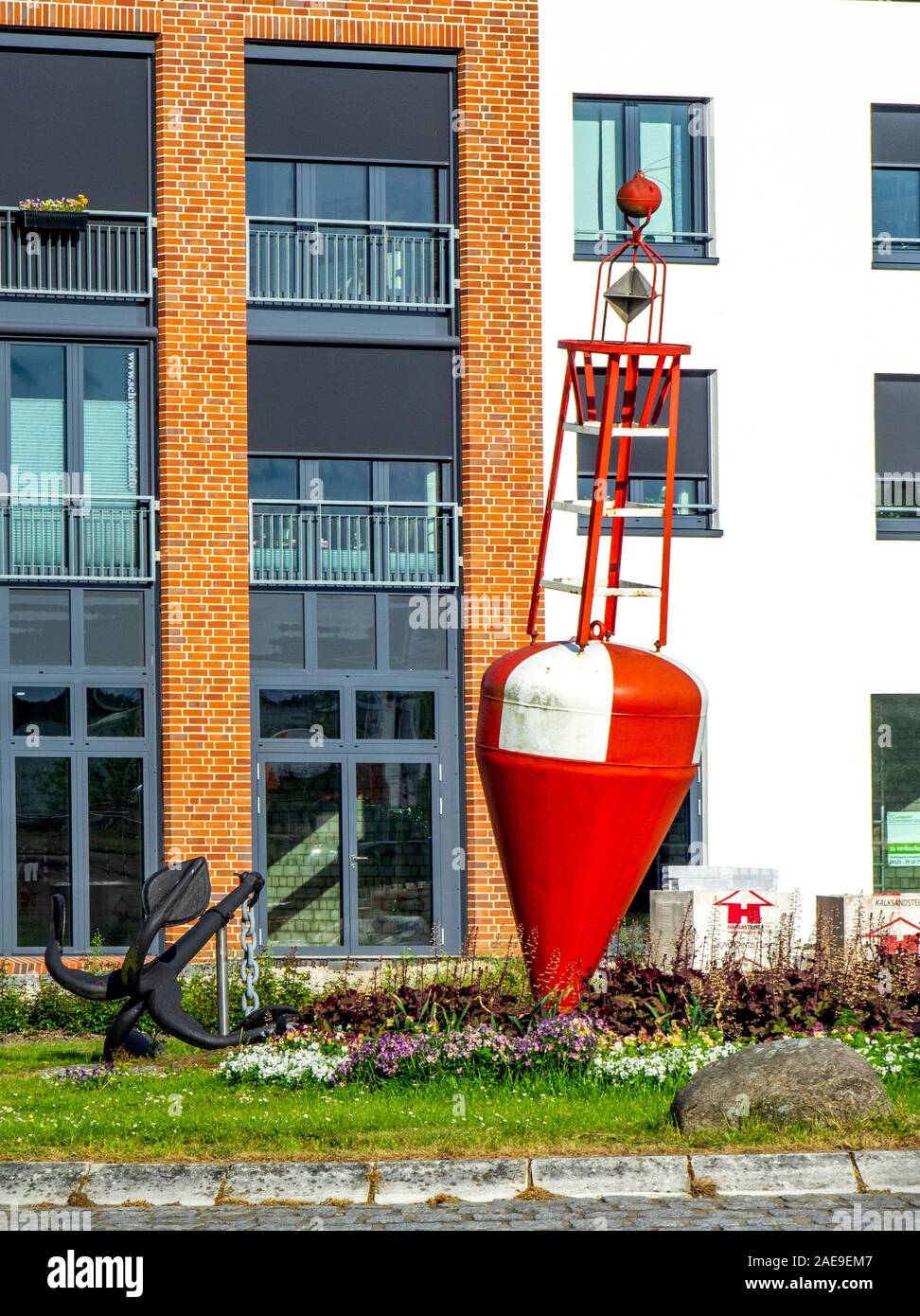 Vecchia ancora e boa situata al centro di una rotonda come omaggio alla storia marittima di Glückstadt Schleswig-Holstein Germania Foto Stock